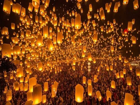 Thưởng thức lễ hội đèn lồng rực rỡ về đêm trên bầu trời Chiang Mai
